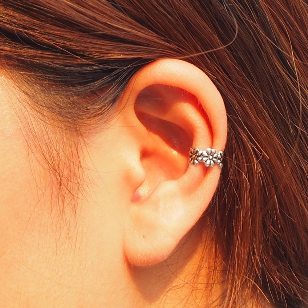 Daisy Ear Cuff- silver tone - Picture 1 of 3